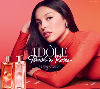 Olivia Rodrigo med parfymflaskor från Idôle